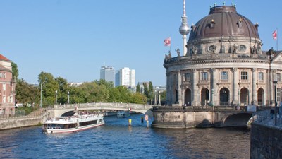 Dinner Boat Tour (3 courses + 1 drink)