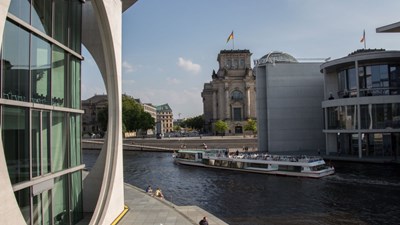 1-hour Berlin Boat Tour with Pizza & Drink